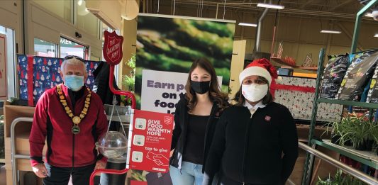 2021 Kettle Campaign: Gravenhurst Mayor Paul Kelly, Kettle Coordinator Emily Gribbin and Captain Kam Robinson, community ministries officer at the Salvation Army